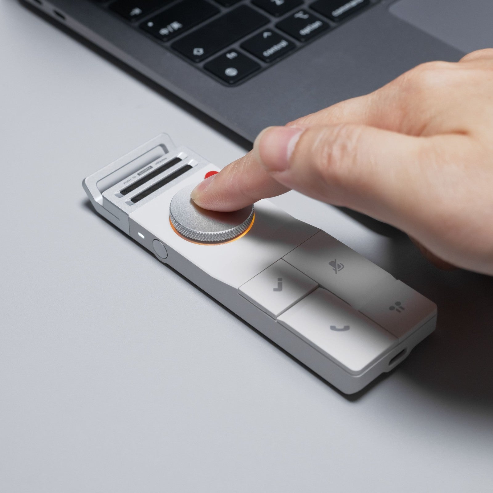 HiDock P1 使用シーン - デスクの上でパソコン(Mac)と並べて録音をする様子