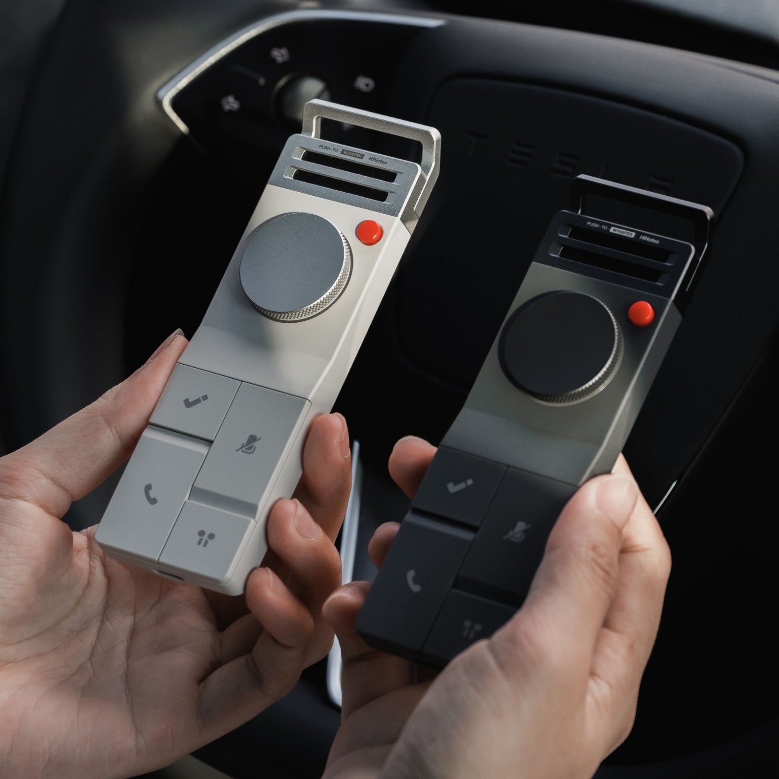 HiDock P1 使用シーン - 車内や移動中に手元でボイスメモを録音し、AIで自動文字起こし・議事録作成する様子