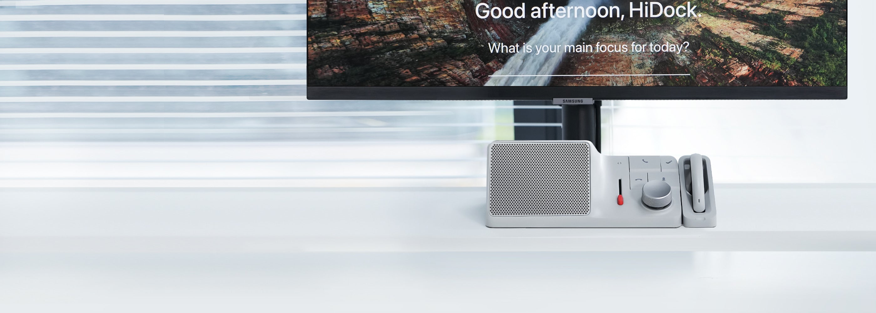 明るいデスクに置かれたHiDock H1とE1イヤホン
